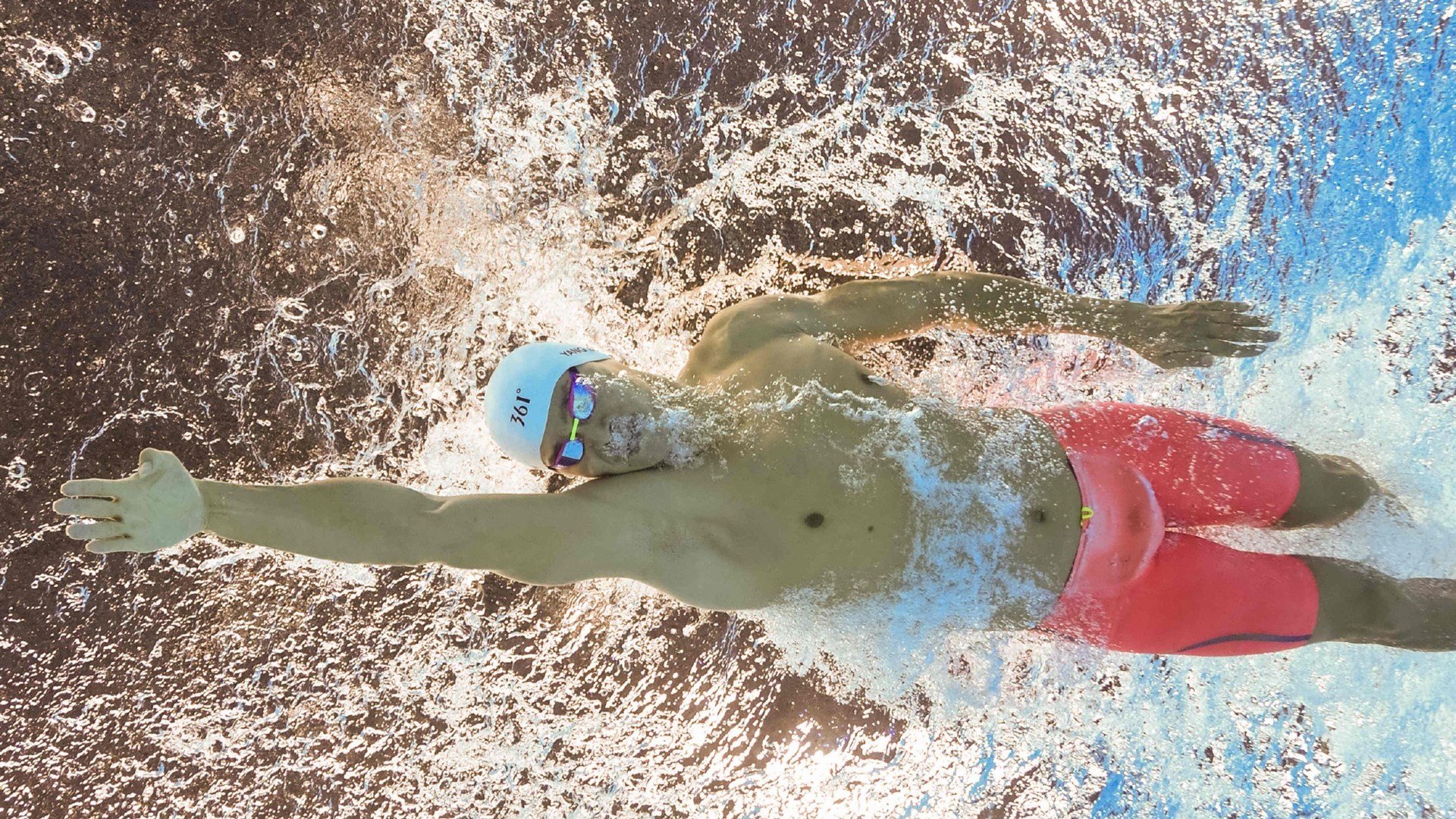 福登的进球后向球迷区庆祝,表现亲切与球迷互动,福登受伤了吗